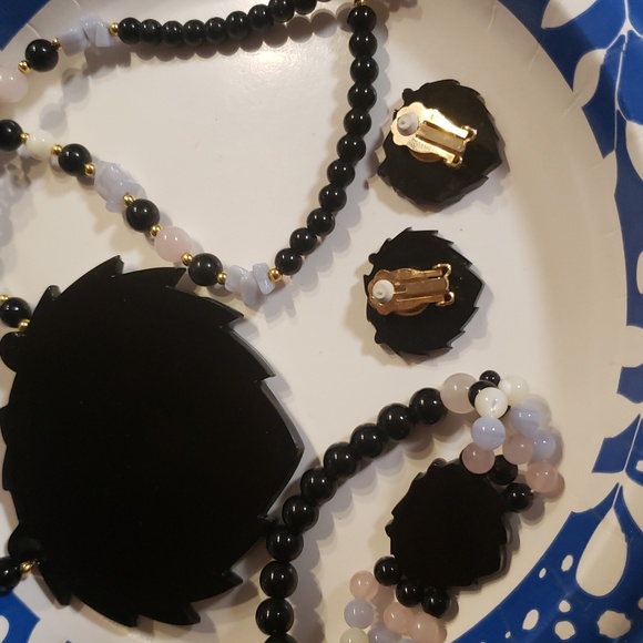 Vintage Beautiful Lion Motif Jewelry Set with Beads - Picture 5 of 8